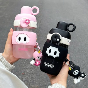 Botella de agua Yanis3 Tritan de 560 ml con diseño de dibujos animados para niñas, taza portátil de doble uso con pajita y llavero. - Product Image 3