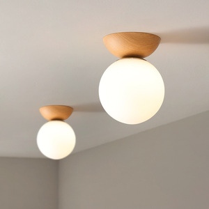 Lámpara colgante nórdica de madera con bola de cristal blanco lechoso para entrada o pasillo - Product Image 2