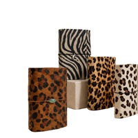 Carnet de notes A5 personnalisé en cuir PU imprimé léopard, couverture rigide, pliable en trois, rechargeable, avec breloque, tendance, marque privée, idéal comme cadeau