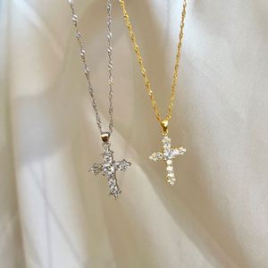 สร้อยคอจี้รูปกางเขนเงินแท้ 925 ชุบทอง 18K ประดับเพชรซิร์โคเนียจาก Dylam Women Fine Jewelry - Product Image 3