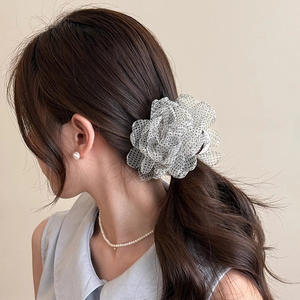 Nouvelle pince à cheveux requin style rétro français gris en tissu maillé avec fleur perlée pour femme, pince à cheveux florale douce - Product Image 3