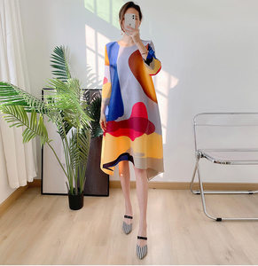 Modelli più venduti in stock: <span class=keywords><strong>Abito</strong></span> casual da donna a mezza lunghezza, stampato a colori, <span class=keywords><strong>plissettato</strong></span> stile Miyake, all'ingrosso - Product Image 4