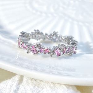 แหวนบาแกตต์ประดับเพชร CZ ชุบทองคำขาว ดีไซน์วงแหวนเพชรคิวบิกเซอร์โคเนียสีชมพู ของขวัญเครื่องประดับสำหรับผู้หญิง - Product Image 1