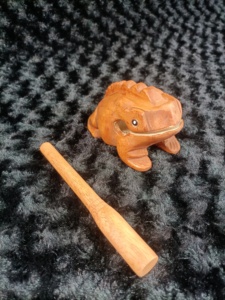 Guiro en bois sculpté à la main, jouet musical thaïlandais porte-bonheur en bois de caoutchouc, son de croaking, décoration d'intérieur, souvenir musical pour enfants, boîte cadeau - Product Image 5