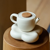 Vente en gros d'ensemble de théière en céramique de couleur crème de luxe tasse à thé en céramique avec logo personnalisé avec base en bois Gaiwan de style coréen