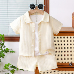 Bộ đồ bé trai thời trang chất liệu vải polyester nhẹ, có họa tiết nhăn, gồm áo ngắn tay và quần đùi 3 món, phong cách thường ngày - Product Image 2