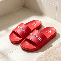Claquettes personnalisées avec monogramme, faible MOQ, surface douce, chaussures de vacances et de resort pour les merchandises de supermarché, OEM ODM