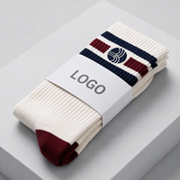 Chaussettes de sport pour homme en tricot jacquard blanc premium avec logo rayé et design marine et bordeaux respirant