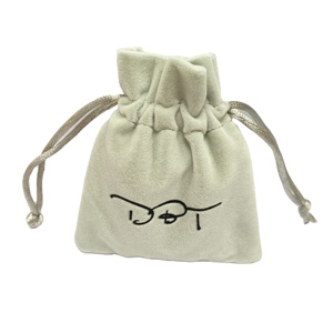 Petit sac en velours personnalisable avec cordon de serrage, idéal pour ranger des bijoux ou des lunettes - Product Image 1
