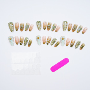 Ongles press-on verts, forme amande moyenne, avec perles 3D dorées, motifs fleurs et papillons, pour femme, collection printemps-été - Product Image 5