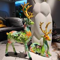 Set di 2 Statuette in Resina di Cervi con Motivi Floreali Tropicali, Scultura Dipinta a Mano con Corna Dorate, Decorazione per Casa e Soggiorno, Regalo Botanico all'Ingrosso
