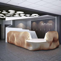 Comptoir de réception en bois massif incurvé paramétrique, comptoir d'accueil moderne en bois ondulé, mobilier commercial sur mesure