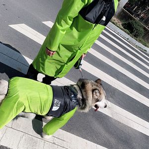 2025 humain et <span class=keywords><strong>chien</strong></span> imperméable famille Look animal de compagnie tissu populaire mode vêtements de plein air moto correspondant propriétaire vêtements tenue - Product Image 2