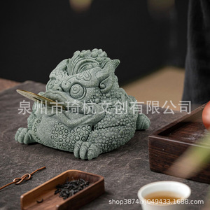 Figura de rana dorada de tres patas, decoración de escritorio de estilo chino de resina para regalo o uso en el hogar u oficina - Product Image 2