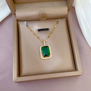 Collar con colgante verde esmeralda cuadrado geométrico de alta calidad, Joyería de diamantes de acero de titanio chapado en oro para mujer - Product Image 6