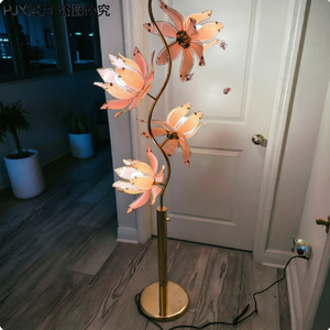 Lampadaire Viral Lotus 4 lumières, tige en fer et abat-jour en verre en forme de fleur, base E26, lampe sur pied florale de luxe pour la décoration intérieure - Product Image 1