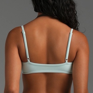 Sujetador deportivo de yoga con cuello halter integrado, diseño de dos piezas, tirantes ajustables, espalda con diseño atractivo, color en contraste, ropa deportiva de alto soporte para gimnasio - Product Image 4