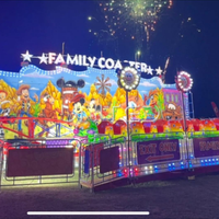 Manège pliable géant Caterpillar vert sur remorque, équipement d'amusement portable, idéal pour les fêtes foraines nomades.