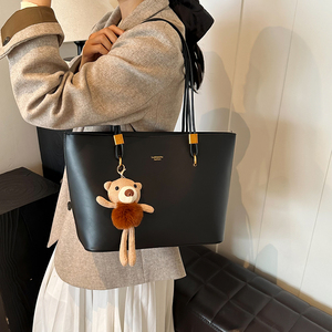 Tas Bahu Wanita Dekorasi Liontin Beruang Tas Selempang Kapasitas Besar Tas Kurir Coklat Tas Tangan Berkualitas Tinggi untuk Wanita - Product Image 4