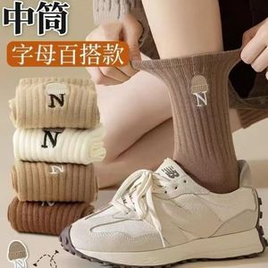 Women's Mid Calf Socks Vertical Stripe Seamless Sweat Absorbent Polyester Embroidery Autumn Winter Fashion Long Socks - Product Image 4
