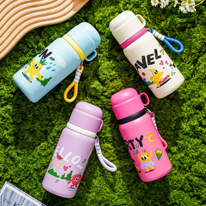 แก้วเก็บความร้อนลายการ์ตูนน่ารักสำหรับเด็ก พร้อมที่กรองชาและฝาปิด ใช้ได้สองแบบ เหมาะสำหรับนักเรียน - Product Image 1