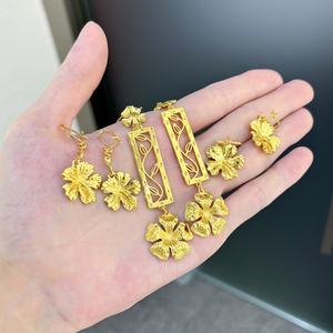 Boucles d'oreilles pendantes Jxx Fashion pour femmes, plaquées or 24 carats, motif floral géométrique, style classique, principalement en laiton - Product Image 1