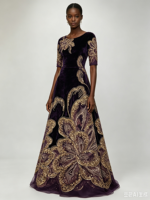 Tissu en velours violet K/C brodé de dentelle tissée, orné de paillettes dorées lourdes, de perles et de strass pour robe africaine Aso