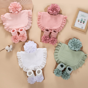 Set de Regalo de 3 Piezas para Bebés Niñas: Diadema de Algodón con Estampado Floral, Babero de Muselina con Volantes y Calcetines Florales para Fotografía de Recién Nacidos - Product Image 4