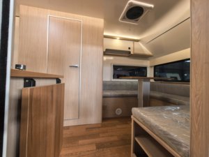 Remolque Moderno Tipo Lágrima 100% Libre de Madera, de Aluminio, para 4 Personas, Remolcable por SUV, Ligero, con Doble Eje AL-KO, RV de Lujo - Product Image 5