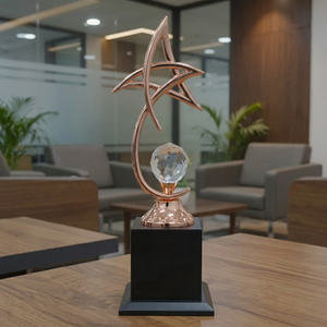 Trofeo Estrella con Bola de Cristal, Base Dorada, Plateada o Oro Rosa, Modelo 652 A B C, trofeo metálico con base de madera negra. - Product Image 1