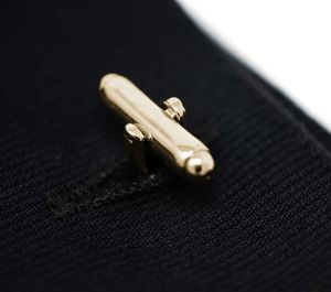 防水金メッキゼルダの伝説トライフォースカフスは、高品質のステンレス鋼製の三角形のクラシックジュエリーです。 - Product Image 4