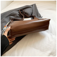 Tas Selempang Wanita Glossy Ladies Single Bag Multiwarna Kapasitas Besar, Cocok untuk Kantor, Kencan, dan Aktivitas Sehari-hari