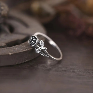 Anello Vintage a Forma di Rosa per Donne, Fascia Sottile per Uso Quotidiano, Accessorio per Dita - Product Image 1