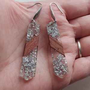 Pendientes Ligeros de Resina y Madera, Joyería Bohemia Hecha a Mano, Diseño Inspirado en la Naturaleza, Regalo Perfecto para Mujeres, Adolescentes y Niñas - Product Image 1