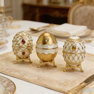 Vente en gros usine : Boîte à bijoux œuf Fabergé en métal plaqué or, ornée de strass colorés, figurine mascotte de Pâques, exquise et élégante - Product Image 2