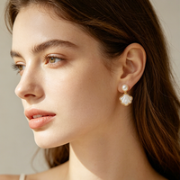 Boucles d'oreilles tendance plaquées or 18 carats avec perles d'eau douce, clipsables, sans douleur, étanches et inaltérables pour femme – Tendance 2027