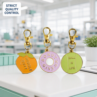 Porte-clés en métal personnalisés avec logo, breloques en forme de donut, de tennis, de fruits, accessoires pour sacs à dos, cadeaux promotionnels en gros