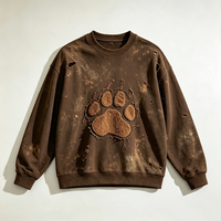 Sweat-shirt rustique vieilli avec appliqué chenille patte d'animal, détails multi-déchirés, coupe ample et carrée, style streetwear rétro