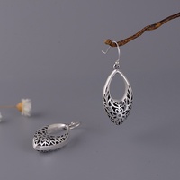 S925 Silber Retro Thai-Handwerk Blumen-Tropfen Hohle Lange Ohrringe für Damen Einfache Mode Großhandel