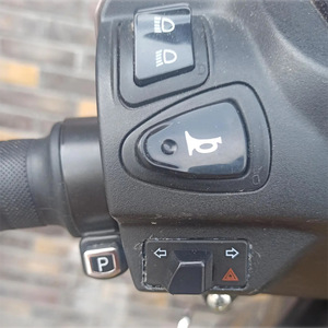 สวิตช์ไฟเลี้ยว Motochi พร้อมสวิตช์ไฟฉุกเฉิน ขนาด 30x34 มม. สวิตช์ดัดแปลงสำหรับรถมอเตอร์ไซค์ Taurus และสกู๊ตเตอร์ไฟฟ้า - Product Image 4