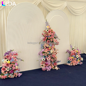 Fondo de pared LEDA con flores colgantes de colores, arco de acrílico blanco, fondo limpio para bodas - Product Image 2