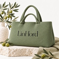 Sac fourre-tout tricoté à porter à l'épaule, de forme rectangulaire, idéal pour le shopping, les sorties en ville et la sélection de sacs décontractés dans les boutiques indépendantes.