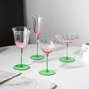 <span class=keywords><strong>Verres</strong></span> <span class=keywords><strong>à</strong></span> martini et <span class=keywords><strong>à</strong></span> champagne en forme de tulipe, <span class=keywords><strong>verres</strong></span> <span class=keywords><strong>à</strong></span> cocktail en cristal coloré soufflé <span class=keywords><strong>à</strong></span> la main, rose blush et vert - Product Image 2