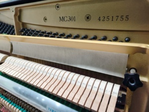 Piano Vertical Clásico Yamaha MC301, Importado de Japón, Artesanía Superior, Negro, Rendimiento Suave - Product Image 6
