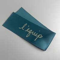 Étiquettes d'entretien en satin blanc imprimées recto-verso personnalisées 100% polyester pour vêtements