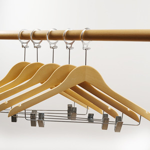 Cintres en bois personnalisés à prix d'usine, cintres <span class=keywords><strong>antivol</strong></span> pour costumes avec pinces métalliques pour la maison et l'hôtel - Product Image 3