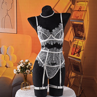 Ensemble de lingerie élégant en dentelle blanche avec broderie florale, bralette, porte-jarretelles et attaches pour les jambes, ensemble 3 pièces de style européen