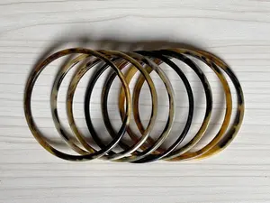 Bracelets en corne faits à la main écologiques, motifs naturels uniques et brillance riche, bracelets en corne naturels élégants pour femmes à bas prix - Product Image 2