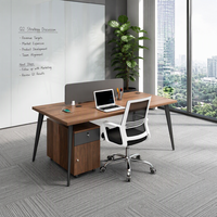 Bureau d'ordinateur moderne et professionnel pour une personne, poste de travail linéaire pour la maison ou le bureau