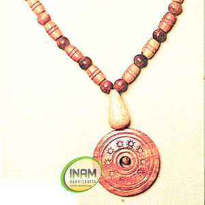 Collar de madera hecho a mano, bonito y de diseño - Product Image 1